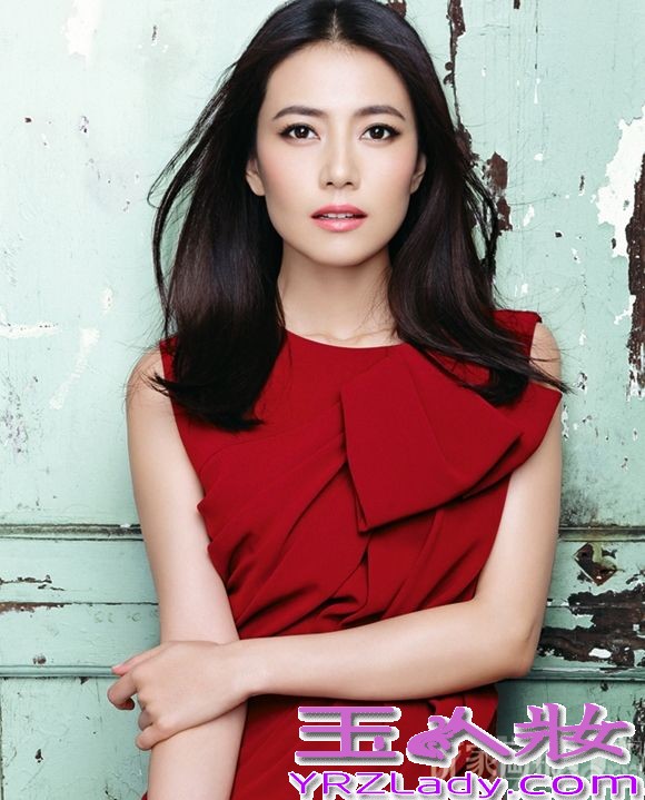 近日，高圆圆为某杂志拍摄一组初冬性感大片，不管是微露的香肩，还是惹火的红唇，亦或是性感的豹纹，无不彰显出“国民女神“的摩登和时尚。谈到即将开播的电视剧《咱们结婚吧》，高圆圆则表示初次尝试喜剧，会让大家看到一个完全不一样的高圆圆。