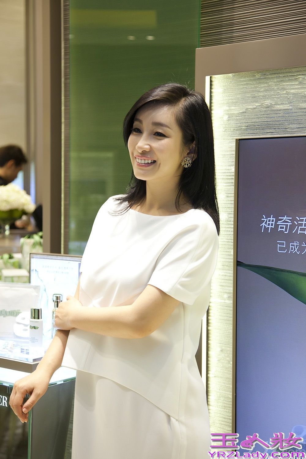 近日，著名影星秦海璐受邀出席某知名国际品牌全球最大概念店揭幕，一袭白色及膝礼服裙，端庄优雅，散发着高贵知性的魅力。这是该品牌第二次携手秦海璐为其新店剪彩，店面的设计高贵优雅尽显摩登现代，与秦海璐白色裙装相互点缀，相得益彰。