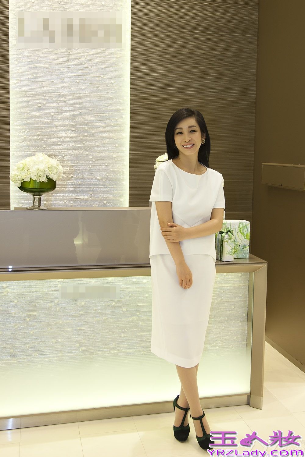 近日，著名影星秦海璐受邀出席某知名国际品牌全球最大概念店揭幕，一袭白色及膝礼服裙，端庄优雅，散发着高贵知性的魅力。这是该品牌第二次携手秦海璐为其新店剪彩，店面的设计高贵优雅尽显摩登现代，与秦海璐白色裙装相互点缀，相得益彰。