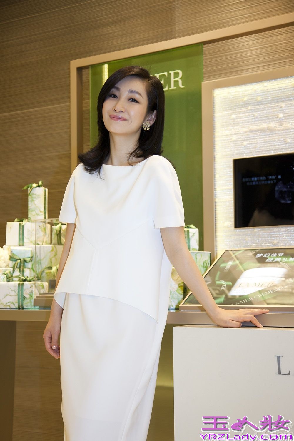 近日，著名影星秦海璐受邀出席某知名国际品牌全球最大概念店揭幕，一袭白色及膝礼服裙，端庄优雅，散发着高贵知性的魅力。这是该品牌第二次携手秦海璐为其新店剪彩，店面的设计高贵优雅尽显摩登现代，与秦海璐白色裙装相互点缀，相得益彰。