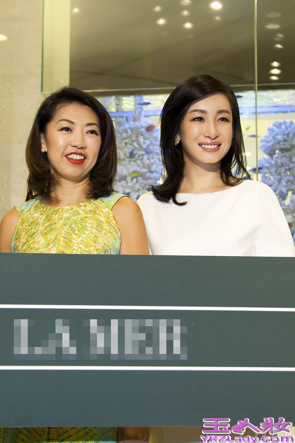 近日，著名影星秦海璐受邀出席某知名国际品牌全球最大概念店揭幕，一袭白色及膝礼服裙，端庄优雅，散发着高贵知性的魅力。这是该品牌第二次携手秦海璐为其新店剪彩，店面的设计高贵优雅尽显摩登现代，与秦海璐白色裙装相互点缀，相得益彰。