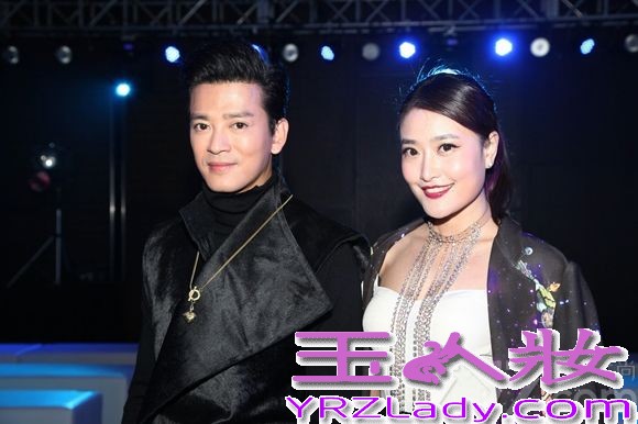 11月3日晚，新浪娱乐首届明星街拍盛典在沪举行,影视歌新星徐子淳受邀参加并获年度最佳街拍达人奖。活动当晚徐子淳一身Uooyaa星空涂鸦款风衣、Rag&Bone黑色拼皮短裙、Betset johvsov蓝紫色亮钉高跟鞋、搭YSL紫色经典亮皮手包盛装出席并上台领奖。而徐子淳根据衣服的整体风格，特意搭配使用的987black tie号Dior玩色狂想唇膏，除了突显勾勒了嘴部线条外，也使其成为了当晚盛典上一道独特风景。