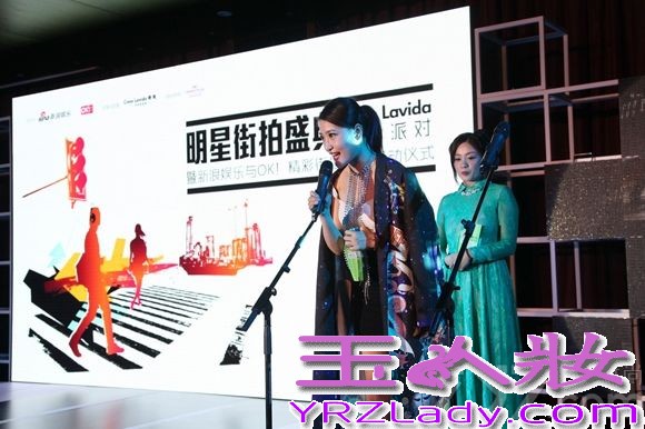 11月3日晚，新浪娱乐首届明星街拍盛典在沪举行,影视歌新星徐子淳受邀参加并获年度最佳街拍达人奖。活动当晚徐子淳一身Uooyaa星空涂鸦款风衣、Rag&Bone黑色拼皮短裙、Betset johvsov蓝紫色亮钉高跟鞋、搭YSL紫色经典亮皮手包盛装出席并上台领奖。而徐子淳根据衣服的整体风格，特意搭配使用的987black tie号Dior玩色狂想唇膏，除了突显勾勒了嘴部线条外，也使其成为了当晚盛典上一道独特风景。