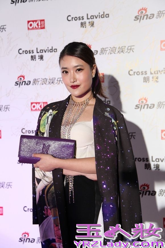 11月3日晚，新浪娱乐首届明星街拍盛典在沪举行,影视歌新星徐子淳受邀参加并获年度最佳街拍达人奖。活动当晚徐子淳一身Uooyaa星空涂鸦款风衣、Rag&Bone黑色拼皮短裙、Betset johvsov蓝紫色亮钉高跟鞋、搭YSL紫色经典亮皮手包盛装出席并上台领奖。而徐子淳根据衣服的整体风格，特意搭配使用的987black tie号Dior玩色狂想唇膏，除了突显勾勒了嘴部线条外，也使其成为了当晚盛典上一道独特风景。