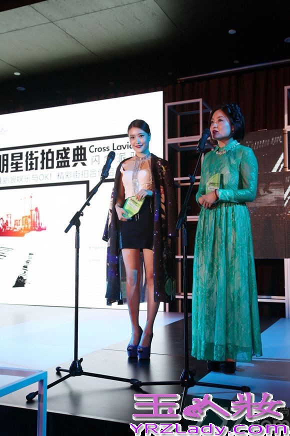 11月3日晚，新浪娱乐首届明星街拍盛典在沪举行,影视歌新星徐子淳受邀参加并获年度最佳街拍达人奖。活动当晚徐子淳一身Uooyaa星空涂鸦款风衣、Rag&Bone黑色拼皮短裙、Betset johvsov蓝紫色亮钉高跟鞋、搭YSL紫色经典亮皮手包盛装出席并上台领奖。而徐子淳根据衣服的整体风格，特意搭配使用的987black tie号Dior玩色狂想唇膏，除了突显勾勒了嘴部线条外，也使其成为了当晚盛典上一道独特风景。