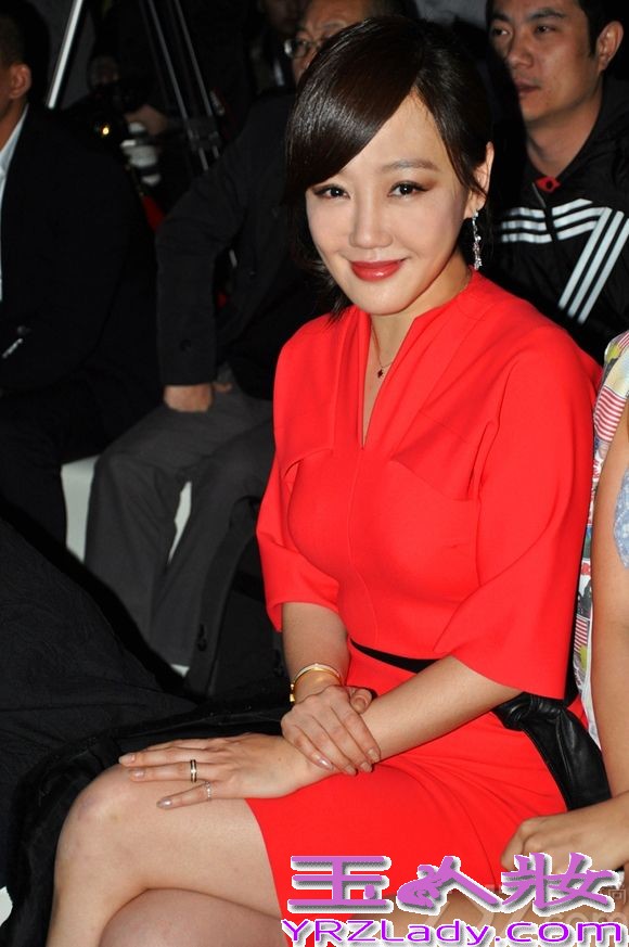 近日，著名演员薛佳凝受邀助阵中国国际时装周某时尚派对并担任颁奖嘉宾。活动当天，薛佳凝一身红色裙装搭配黑色中长靴亮相，红黑碰撞时尚亮眼又不失性感迷人，完美地展现了中国风与时尚相融合的独特魅力。在采访中，薛佳凝也表示，中国设计师们在设计理念中既致敬经典，又增添传统、时尚元素，这种结合让人感到温暖，自己也很喜欢中国风，希望中国的设计师可以把更多精彩的作品带上世界舞台。此外，由薛佳凝主演的年代剧《独有英雄》日前正在湖北卫视、新疆卫视等热播，而她的另一部青春励志剧《恋爱的那点事儿》也很快与观众见面，令人格外期待。