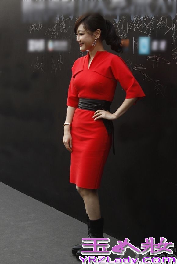 近日，著名演员薛佳凝受邀助阵中国国际时装周某时尚派对并担任颁奖嘉宾。活动当天，薛佳凝一身红色裙装搭配黑色中长靴亮相，红黑碰撞时尚亮眼又不失性感迷人，完美地展现了中国风与时尚相融合的独特魅力。在采访中，薛佳凝也表示，中国设计师们在设计理念中既致敬经典，又增添传统、时尚元素，这种结合让人感到温暖，自己也很喜欢中国风，希望中国的设计师可以把更多精彩的作品带上世界舞台。此外，由薛佳凝主演的年代剧《独有英雄》日前正在湖北卫视、新疆卫视等热播，而她的另一部青春励志剧《恋爱的那点事儿》也很快与观众见面，令人格外期待。