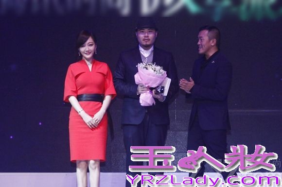 近日，著名演员薛佳凝受邀助阵中国国际时装周某时尚派对并担任颁奖嘉宾。活动当天，薛佳凝一身红色裙装搭配黑色中长靴亮相，红黑碰撞时尚亮眼又不失性感迷人，完美地展现了中国风与时尚相融合的独特魅力。在采访中，薛佳凝也表示，中国设计师们在设计理念中既致敬经典，又增添传统、时尚元素，这种结合让人感到温暖，自己也很喜欢中国风，希望中国的设计师可以把更多精彩的作品带上世界舞台。此外，由薛佳凝主演的年代剧《独有英雄》日前正在湖北卫视、新疆卫视等热播，而她的另一部青春励志剧《恋爱的那点事儿》也很快与观众见面，令人格外期待。