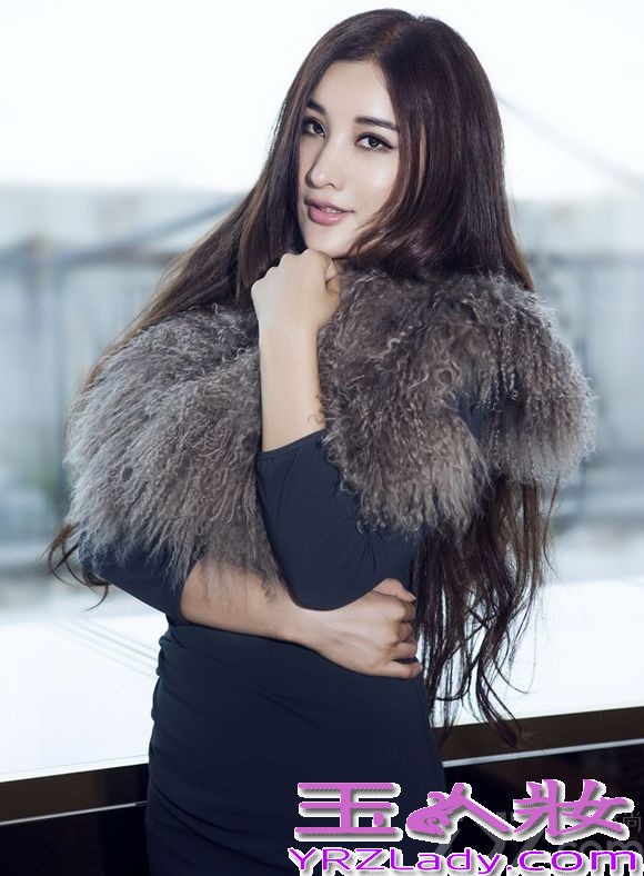 日前，新声代多栖女艺人张子瑄曝光了一组全新时尚写真，写真中张子瑄穿着一件纯色的深灰色修身长裙，凸显出她玲珑有致的好身材，搭配上毛绒装饰，又增添了几分恬静柔美之感，在这天气微凉的初秋，这样的打扮再合适不过，好看得体，又有自己的风格。