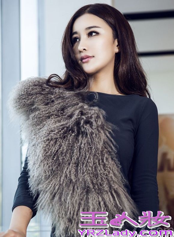 日前，新声代多栖女艺人张子瑄曝光了一组全新时尚写真，写真中张子瑄穿着一件纯色的深灰色修身长裙，凸显出她玲珑有致的好身材，搭配上毛绒装饰，又增添了几分恬静柔美之感，在这天气微凉的初秋，这样的打扮再合适不过，好看得体，又有自己的风格。