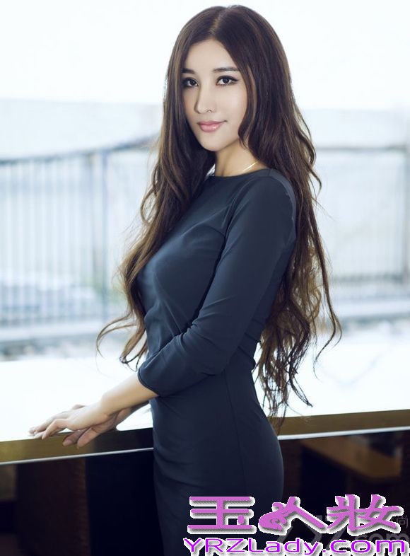 日前，新声代多栖女艺人张子瑄曝光了一组全新时尚写真，写真中张子瑄穿着一件纯色的深灰色修身长裙，凸显出她玲珑有致的好身材，搭配上毛绒装饰，又增添了几分恬静柔美之感，在这天气微凉的初秋，这样的打扮再合适不过，好看得体，又有自己的风格。