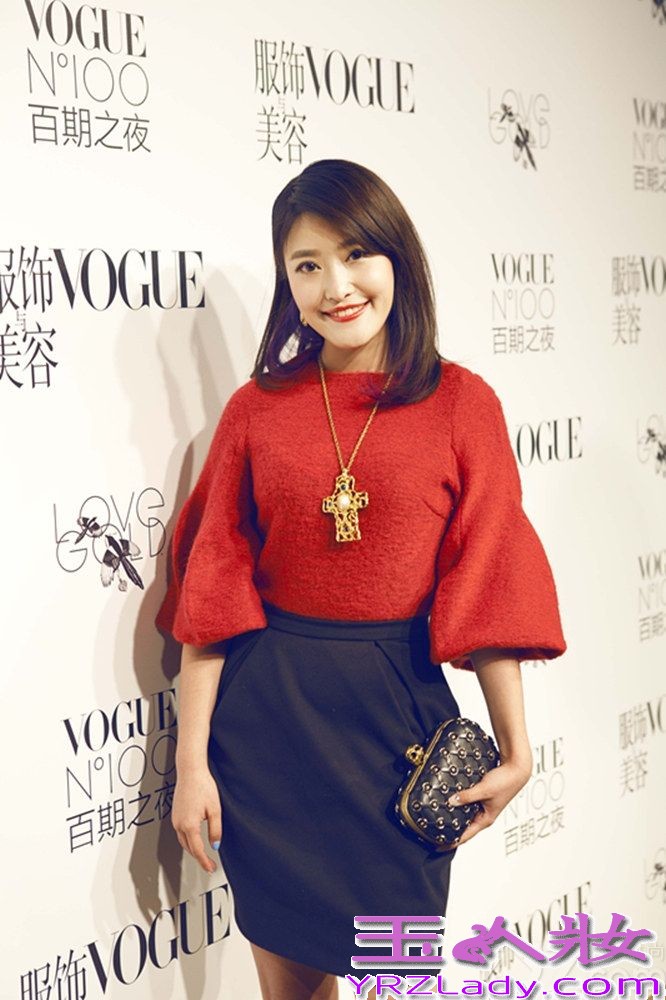  11月12日，某杂志举办的“百期之夜”派对在京举行，当晚众星云集，争奇斗艳，纷纷佩戴金色视频出席“金色party”，甚至拥有32年摄影经验的顶级时尚摄影师Mario Testino也前来捧场。时尚新宠徐子淳以红与金的搭配优雅俏皮，此次红唇优雅的她以TSUMORI CHISATO红色上衣，搭配SLY黑色花苞裙，展现曼妙身材的同时也凸显了可爱灵动，配饰方面搭配了 Alexandee Mqueen黑色手包，以金色花纹作点缀，与整体服装相得益彰，恰到好处。值得一提的是徐子淳此次佩戴的十字架镂空雕花金色项链，在镁光灯的闪耀下，高贵大气，搭配上青春活力的脸庞，使整个人看起来气质非凡，展现了与众不同的风格魅力。