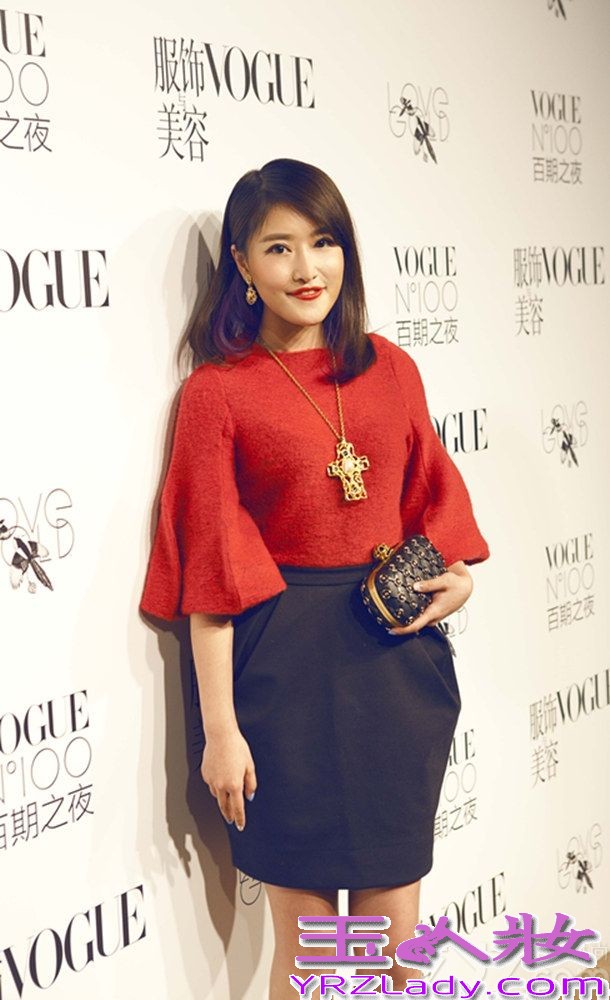  11月12日，某杂志举办的“百期之夜”派对在京举行，当晚众星云集，争奇斗艳，纷纷佩戴金色视频出席“金色party”，甚至拥有32年摄影经验的顶级时尚摄影师Mario Testino也前来捧场。时尚新宠徐子淳以红与金的搭配优雅俏皮，此次红唇优雅的她以TSUMORI CHISATO红色上衣，搭配SLY黑色花苞裙，展现曼妙身材的同时也凸显了可爱灵动，配饰方面搭配了 Alexandee Mqueen黑色手包，以金色花纹作点缀，与整体服装相得益彰，恰到好处。值得一提的是徐子淳此次佩戴的十字架镂空雕花金色项链，在镁光灯的闪耀下，高贵大气，搭配上青春活力的脸庞，使整个人看起来气质非凡，展现了与众不同的风格魅力。