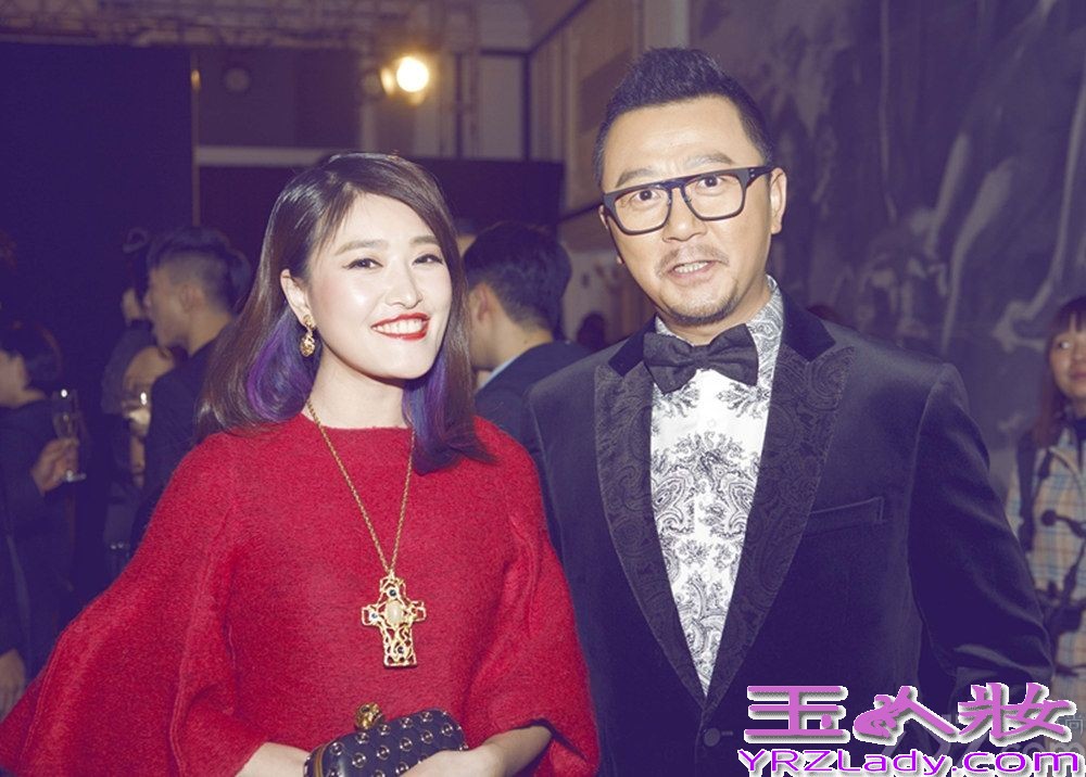  11月12日，某杂志举办的“百期之夜”派对在京举行，当晚众星云集，争奇斗艳，纷纷佩戴金色视频出席“金色party”，甚至拥有32年摄影经验的顶级时尚摄影师Mario Testino也前来捧场。时尚新宠徐子淳以红与金的搭配优雅俏皮，此次红唇优雅的她以TSUMORI CHISATO红色上衣，搭配SLY黑色花苞裙，展现曼妙身材的同时也凸显了可爱灵动，配饰方面搭配了 Alexandee Mqueen黑色手包，以金色花纹作点缀，与整体服装相得益彰，恰到好处。值得一提的是徐子淳此次佩戴的十字架镂空雕花金色项链，在镁光灯的闪耀下，高贵大气，搭配上青春活力的脸庞，使整个人看起来气质非凡，展现了与众不同的风格魅力。