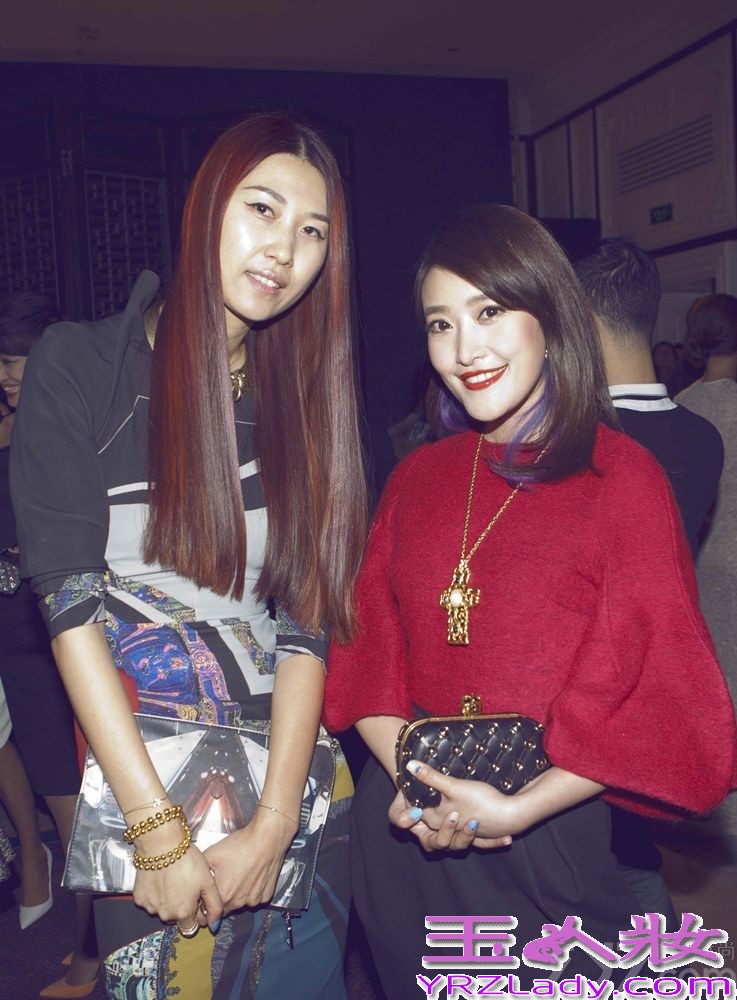  11月12日，某杂志举办的“百期之夜”派对在京举行，当晚众星云集，争奇斗艳，纷纷佩戴金色视频出席“金色party”，甚至拥有32年摄影经验的顶级时尚摄影师Mario Testino也前来捧场。时尚新宠徐子淳以红与金的搭配优雅俏皮，此次红唇优雅的她以TSUMORI CHISATO红色上衣，搭配SLY黑色花苞裙，展现曼妙身材的同时也凸显了可爱灵动，配饰方面搭配了 Alexandee Mqueen黑色手包，以金色花纹作点缀，与整体服装相得益彰，恰到好处。值得一提的是徐子淳此次佩戴的十字架镂空雕花金色项链，在镁光灯的闪耀下，高贵大气，搭配上青春活力的脸庞，使整个人看起来气质非凡，展现了与众不同的风格魅力。