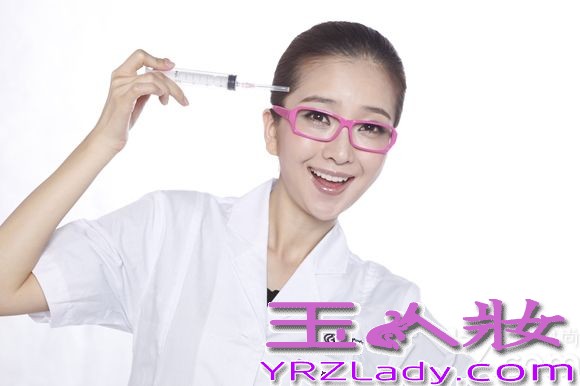 有韩国“美容教主”之称的钟恩慧今日曝出一组护士服照片。照片中，她身着简单气质白色护士服，笑容灿烂却不失甜美气息，纯美大方的感觉丝毫没有矫揉造作之感。而近日有新闻爆出钟恩慧整容过程照片后，钟恩慧不但没有辩解，反而大方承认。更推出这样一组呼应后期整容新闻的护士装写真来表明自己的态度。
钟恩慧一直致力于美丽与时尚事业，并坚定的支持“不美不活，女人为美可以不则手段”的理念，称每个女人都有让自己变的更美的权利。