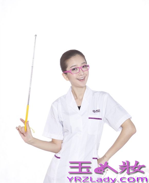 有韩国“美容教主”之称的钟恩慧今日曝出一组护士服照片。照片中，她身着简单气质白色护士服，笑容灿烂却不失甜美气息，纯美大方的感觉丝毫没有矫揉造作之感。而近日有新闻爆出钟恩慧整容过程照片后，钟恩慧不但没有辩解，反而大方承认。更推出这样一组呼应后期整容新闻的护士装写真来表明自己的态度。
钟恩慧一直致力于美丽与时尚事业，并坚定的支持“不美不活，女人为美可以不则手段”的理念，称每个女人都有让自己变的更美的权利。