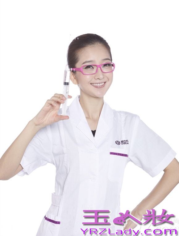 有韩国“美容教主”之称的钟恩慧今日曝出一组护士服照片。照片中，她身着简单气质白色护士服，笑容灿烂却不失甜美气息，纯美大方的感觉丝毫没有矫揉造作之感。而近日有新闻爆出钟恩慧整容过程照片后，钟恩慧不但没有辩解，反而大方承认。更推出这样一组呼应后期整容新闻的护士装写真来表明自己的态度。
钟恩慧一直致力于美丽与时尚事业，并坚定的支持“不美不活，女人为美可以不则手段”的理念，称每个女人都有让自己变的更美的权利。