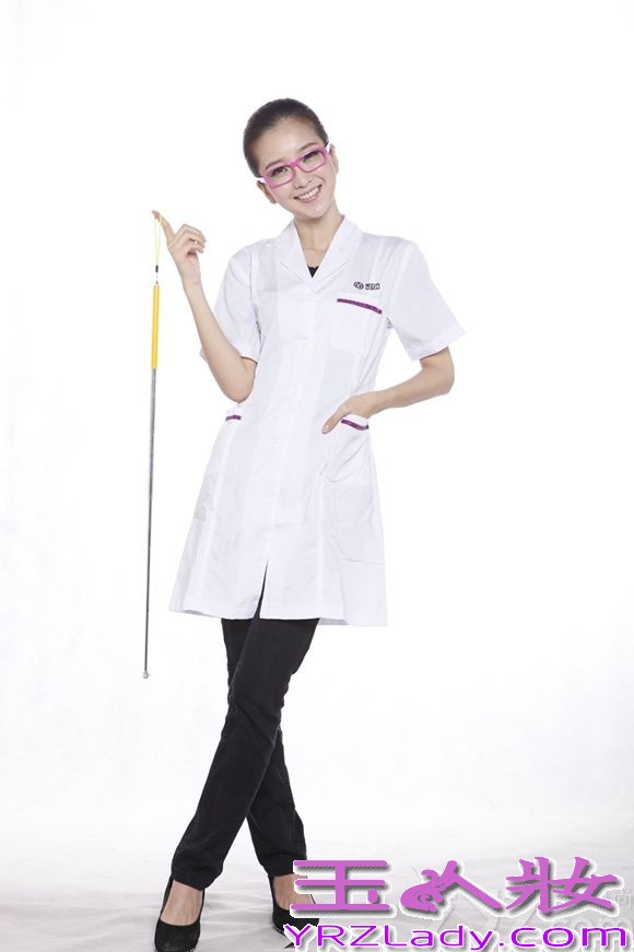 有韩国“美容教主”之称的钟恩慧今日曝出一组护士服照片。照片中，她身着简单气质白色护士服，笑容灿烂却不失甜美气息，纯美大方的感觉丝毫没有矫揉造作之感。而近日有新闻爆出钟恩慧整容过程照片后，钟恩慧不但没有辩解，反而大方承认。更推出这样一组呼应后期整容新闻的护士装写真来表明自己的态度。
钟恩慧一直致力于美丽与时尚事业，并坚定的支持“不美不活，女人为美可以不则手段”的理念，称每个女人都有让自己变的更美的权利。