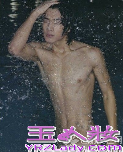 内地第一男模张亮原本并不是被所有的人熟知，因为参加湖南卫视的亲子节目《爸爸去哪儿》迅速走红，被网友封为“中国好爸爸”，张亮也是内地第一个登上国际舞台的男模。随着知名度快速打开，张亮也被曝出了出道时的全裸写真，不过他与儿子张悦轩的温情父子图片最戳泪点。

