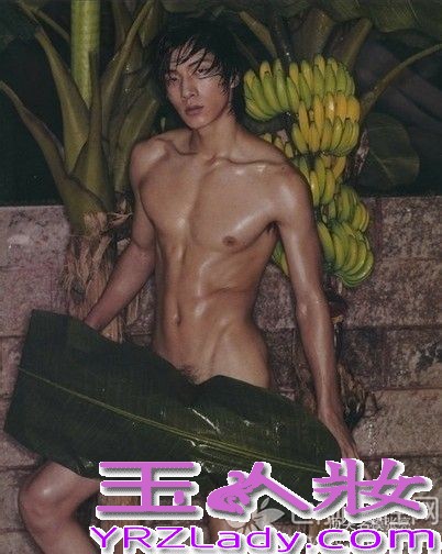 内地第一男模张亮原本并不是被所有的人熟知，因为参加湖南卫视的亲子节目《爸爸去哪儿》迅速走红，被网友封为“中国好爸爸”，张亮也是内地第一个登上国际舞台的男模。随着知名度快速打开，张亮也被曝出了出道时的全裸写真，不过他与儿子张悦轩的温情父子图片最戳泪点。

