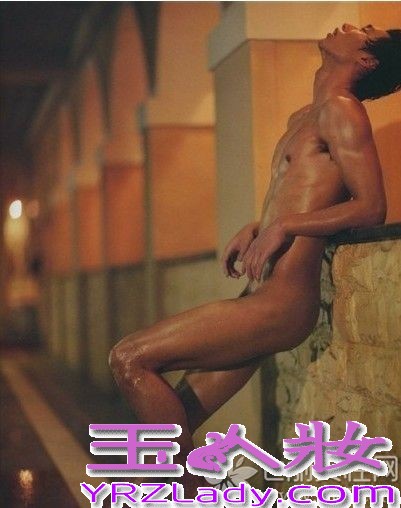 内地第一男模张亮原本并不是被所有的人熟知，因为参加湖南卫视的亲子节目《爸爸去哪儿》迅速走红，被网友封为“中国好爸爸”，张亮也是内地第一个登上国际舞台的男模。随着知名度快速打开，张亮也被曝出了出道时的全裸写真，不过他与儿子张悦轩的温情父子图片最戳泪点。

