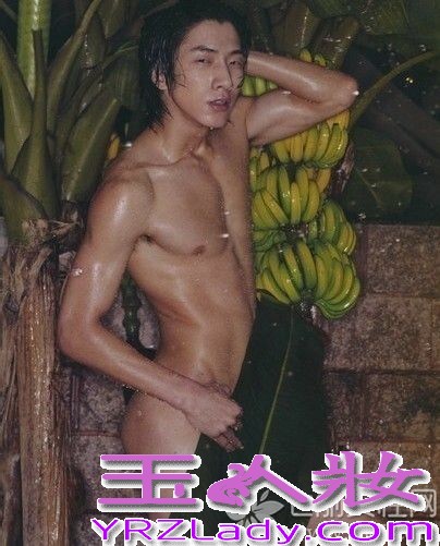 内地第一男模张亮原本并不是被所有的人熟知，因为参加湖南卫视的亲子节目《爸爸去哪儿》迅速走红，被网友封为“中国好爸爸”，张亮也是内地第一个登上国际舞台的男模。随着知名度快速打开，张亮也被曝出了出道时的全裸写真，不过他与儿子张悦轩的温情父子图片最戳泪点。

