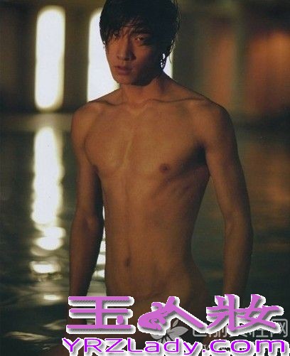 内地第一男模张亮原本并不是被所有的人熟知，因为参加湖南卫视的亲子节目《爸爸去哪儿》迅速走红，被网友封为“中国好爸爸”，张亮也是内地第一个登上国际舞台的男模。随着知名度快速打开，张亮也被曝出了出道时的全裸写真，不过他与儿子张悦轩的温情父子图片最戳泪点。

