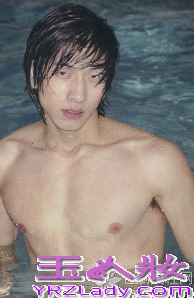 内地第一男模张亮原本并不是被所有的人熟知，因为参加湖南卫视的亲子节目《爸爸去哪儿》迅速走红，被网友封为“中国好爸爸”，张亮也是内地第一个登上国际舞台的男模。随着知名度快速打开，张亮也被曝出了出道时的全裸写真，不过他与儿子张悦轩的温情父子图片最戳泪点。

