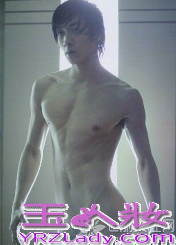 内地第一男模张亮原本并不是被所有的人熟知，因为参加湖南卫视的亲子节目《爸爸去哪儿》迅速走红，被网友封为“中国好爸爸”，张亮也是内地第一个登上国际舞台的男模。随着知名度快速打开，张亮也被曝出了出道时的全裸写真，不过他与儿子张悦轩的温情父子图片最戳泪点。

