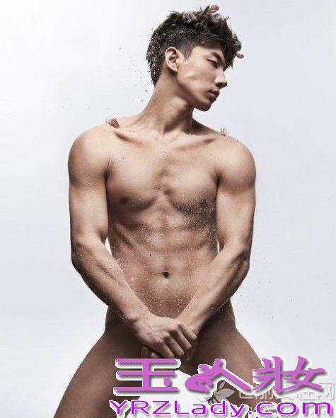 内地第一男模张亮原本并不是被所有的人熟知，因为参加湖南卫视的亲子节目《爸爸去哪儿》迅速走红，被网友封为“中国好爸爸”，张亮也是内地第一个登上国际舞台的男模。随着知名度快速打开，张亮也被曝出了出道时的全裸写真，不过他与儿子张悦轩的温情父子图片最戳泪点。

