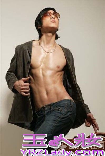 内地第一男模张亮原本并不是被所有的人熟知，因为参加湖南卫视的亲子节目《爸爸去哪儿》迅速走红，被网友封为“中国好爸爸”，张亮也是内地第一个登上国际舞台的男模。随着知名度快速打开，张亮也被曝出了出道时的全裸写真，不过他与儿子张悦轩的温情父子图片最戳泪点。

