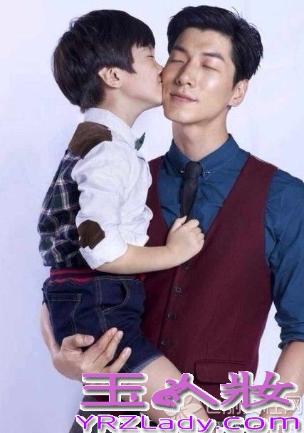 内地第一男模张亮原本并不是被所有的人熟知，因为参加湖南卫视的亲子节目《爸爸去哪儿》迅速走红，被网友封为“中国好爸爸”，张亮也是内地第一个登上国际舞台的男模。随着知名度快速打开，张亮也被曝出了出道时的全裸写真，不过他与儿子张悦轩的温情父子图片最戳泪点。

