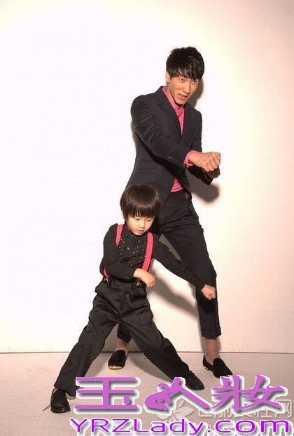 内地第一男模张亮原本并不是被所有的人熟知，因为参加湖南卫视的亲子节目《爸爸去哪儿》迅速走红，被网友封为“中国好爸爸”，张亮也是内地第一个登上国际舞台的男模。随着知名度快速打开，张亮也被曝出了出道时的全裸写真，不过他与儿子张悦轩的温情父子图片最戳泪点。

