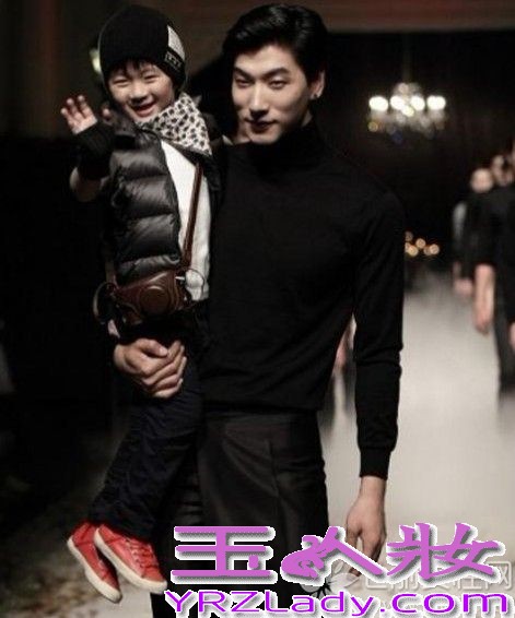 内地第一男模张亮原本并不是被所有的人熟知，因为参加湖南卫视的亲子节目《爸爸去哪儿》迅速走红，被网友封为“中国好爸爸”，张亮也是内地第一个登上国际舞台的男模。随着知名度快速打开，张亮也被曝出了出道时的全裸写真，不过他与儿子张悦轩的温情父子图片最戳泪点。

