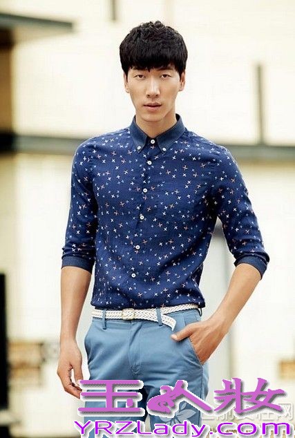 内地第一男模张亮原本并不是被所有的人熟知，因为参加湖南卫视的亲子节目《爸爸去哪儿》迅速走红，被网友封为“中国好爸爸”，张亮也是内地第一个登上国际舞台的男模。随着知名度快速打开，张亮也被曝出了出道时的全裸写真，不过他与儿子张悦轩的温情父子图片最戳泪点。

