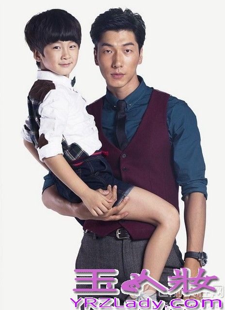 内地第一男模张亮原本并不是被所有的人熟知，因为参加湖南卫视的亲子节目《爸爸去哪儿》迅速走红，被网友封为“中国好爸爸”，张亮也是内地第一个登上国际舞台的男模。随着知名度快速打开，张亮也被曝出了出道时的全裸写真，不过他与儿子张悦轩的温情父子图片最戳泪点。

