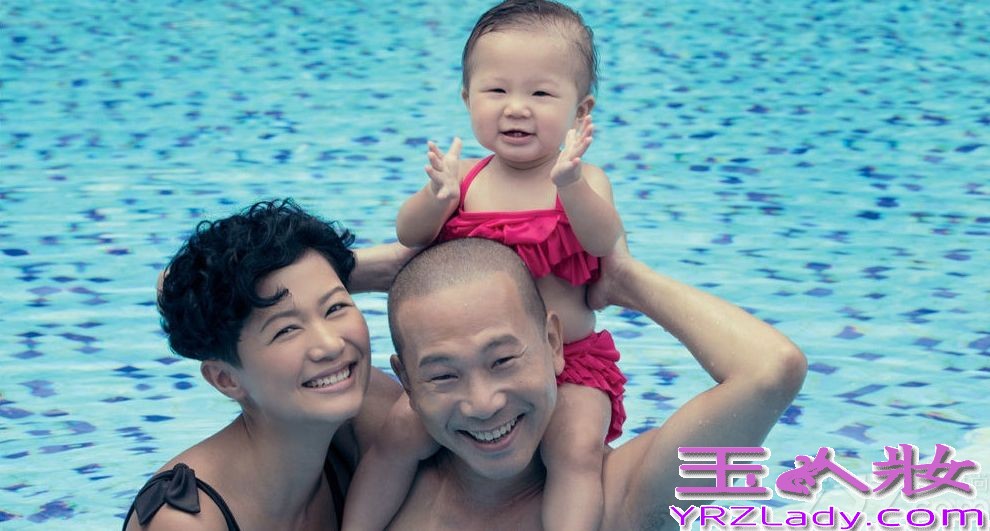 甚少带女儿Emma公开亮相的郑中基就为慈善与太太、女儿拍摄温馨照片，Emma听到爸妈讲“秀秀你的牙齿（Show your teeth）”即露齿笑和挥手。吴彦祖抱起美丽女儿Ren一脸陶醉，完全被女儿溶化。蔡一智一家5口入镜，大家叫活泼的蔡一智女儿表演一下，她即耍咏春拳。吴君如和陈可辛的女儿陈是知表情多又非常搞笑，竟用脚和爸爸玩举手击掌（High Five），喜剧感不逊妈咪。钟镇涛和范姜的两个女儿钟懿及钟帼对镜头驾轻就熟，一家齐穿亲子装摆出有型姿势，天生明星相。此外，有份参与拍摄爱心家庭照的星级家庭还有雷颂德一家4口、陈锦鸿和杜雯惠一家3口、陈国邦和罗敏庄一家3口，及黄婉君一家4口。 