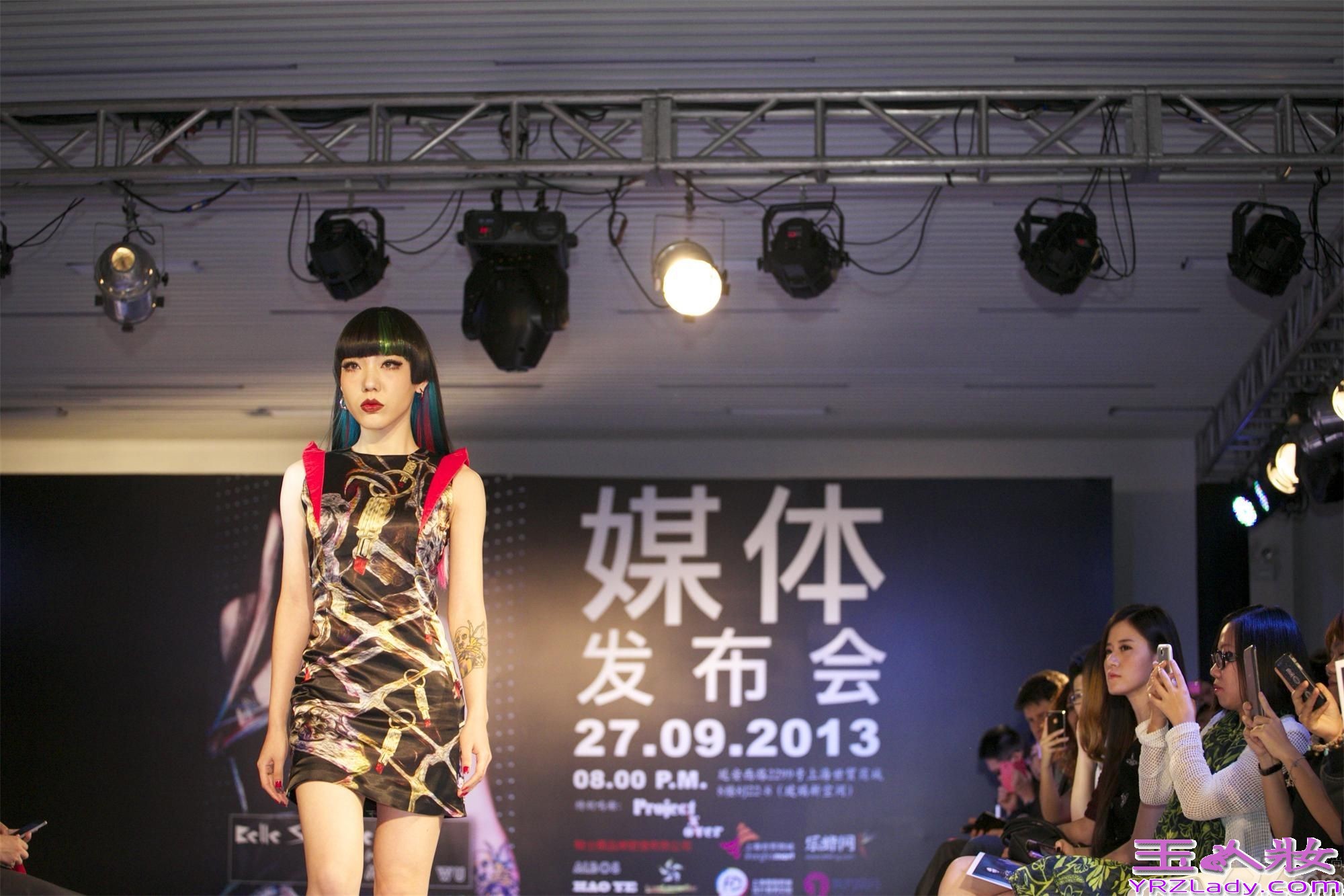 出道一周年，吴莫愁已在时尚圈创造诸多奇迹，成为最快登上《时尚芭莎》、《嘉人》、《时装》、《ELLE》等国际顶级时尚杂志封面、大片的内地新人。巴黎、纽约两次国际时装周邀约之旅，更是让她成为秀场头排座上客，受到众多设计师青睐。除了与生俱来的时尚感使她脱颖而出，其表现出的新时代女性自信、不流俗、追求梦想的态度则让她成为中国90后的代表人物。
正是这种态度，让吴莫愁与英国独立设计师品牌Belle Sauvage结缘，正式推出“Belle Sauvage for MoMo Wu”联名设计系列服装。Albos公司也根据吴莫愁作为新一代时尚偶像的形象，特地订做了一款限量版公仔，配合此系列服装作为慈善目的义卖，所得的全部收益将由吴莫愁和设计师的联合名义捐给慈善机构。此次合作，也创造了娱乐圈与时尚界的全新商业模式，吴莫愁更是有权参与该系列全球销售分红，受到国际舞台关注。