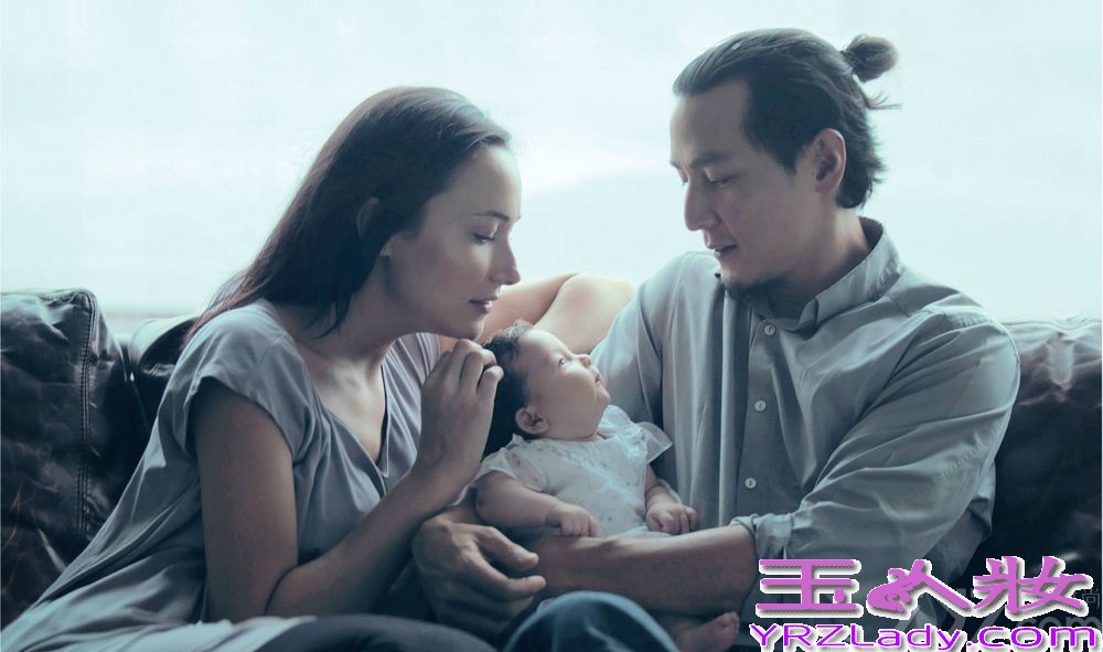 甚少带女儿Emma公开亮相的郑中基就为慈善与太太、女儿拍摄温馨照片，Emma听到爸妈讲“秀秀你的牙齿（Show your teeth）”即露齿笑和挥手。吴彦祖抱起美丽女儿Ren一脸陶醉，完全被女儿溶化。蔡一智一家5口入镜，大家叫活泼的蔡一智女儿表演一下，她即耍咏春拳。吴君如和陈可辛的女儿陈是知表情多又非常搞笑，竟用脚和爸爸玩举手击掌（High Five），喜剧感不逊妈咪。钟镇涛和范姜的两个女儿钟懿及钟帼对镜头驾轻就熟，一家齐穿亲子装摆出有型姿势，天生明星相。此外，有份参与拍摄爱心家庭照的星级家庭还有雷颂德一家4口、陈锦鸿和杜雯惠一家3口、陈国邦和罗敏庄一家3口，及黄婉君一家4口。 