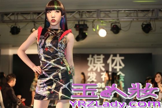 出道一周年，吴莫愁已在时尚圈创造诸多奇迹，成为最快登上《时尚芭莎》、《嘉人》、《时装》、《ELLE》等国际顶级时尚杂志封面、大片的内地新人。巴黎、纽约两次国际时装周邀约之旅，更是让她成为秀场头排座上客，受到众多设计师青睐。除了与生俱来的时尚感使她脱颖而出，其表现出的新时代女性自信、不流俗、追求梦想的态度则让她成为中国90后的代表人物。
正是这种态度，让吴莫愁与英国独立设计师品牌Belle Sauvage结缘，正式推出“Belle Sauvage for MoMo Wu”联名设计系列服装。Albos公司也根据吴莫愁作为新一代时尚偶像的形象，特地订做了一款限量版公仔，配合此系列服装作为慈善目的义卖，所得的全部收益将由吴莫愁和设计师的联合名义捐给慈善机构。此次合作，也创造了娱乐圈与时尚界的全新商业模式，吴莫愁更是有权参与该系列全球销售分红，受到国际舞台关注。