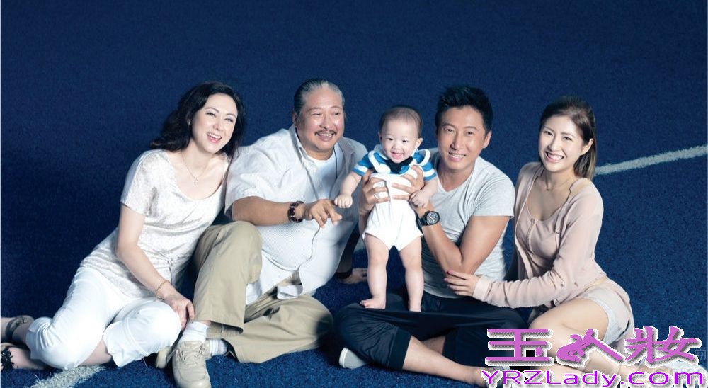 甚少带女儿Emma公开亮相的郑中基就为慈善与太太、女儿拍摄温馨照片，Emma听到爸妈讲“秀秀你的牙齿（Show your teeth）”即露齿笑和挥手。吴彦祖抱起美丽女儿Ren一脸陶醉，完全被女儿溶化。蔡一智一家5口入镜，大家叫活泼的蔡一智女儿表演一下，她即耍咏春拳。吴君如和陈可辛的女儿陈是知表情多又非常搞笑，竟用脚和爸爸玩举手击掌（High Five），喜剧感不逊妈咪。钟镇涛和范姜的两个女儿钟懿及钟帼对镜头驾轻就熟，一家齐穿亲子装摆出有型姿势，天生明星相。此外，有份参与拍摄爱心家庭照的星级家庭还有雷颂德一家4口、陈锦鸿和杜雯惠一家3口、陈国邦和罗敏庄一家3口，及黄婉君一家4口。 