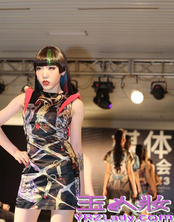 出道一周年，吴莫愁已在时尚圈创造诸多奇迹，成为最快登上《时尚芭莎》、《嘉人》、《时装》、《ELLE》等国际顶级时尚杂志封面、大片的内地新人。巴黎、纽约两次国际时装周邀约之旅，更是让她成为秀场头排座上客，受到众多设计师青睐。除了与生俱来的时尚感使她脱颖而出，其表现出的新时代女性自信、不流俗、追求梦想的态度则让她成为中国90后的代表人物。
正是这种态度，让吴莫愁与英国独立设计师品牌Belle Sauvage结缘，正式推出“Belle Sauvage for MoMo Wu”联名设计系列服装。Albos公司也根据吴莫愁作为新一代时尚偶像的形象，特地订做了一款限量版公仔，配合此系列服装作为慈善目的义卖，所得的全部收益将由吴莫愁和设计师的联合名义捐给慈善机构。此次合作，也创造了娱乐圈与时尚界的全新商业模式，吴莫愁更是有权参与该系列全球销售分红，受到国际舞台关注。