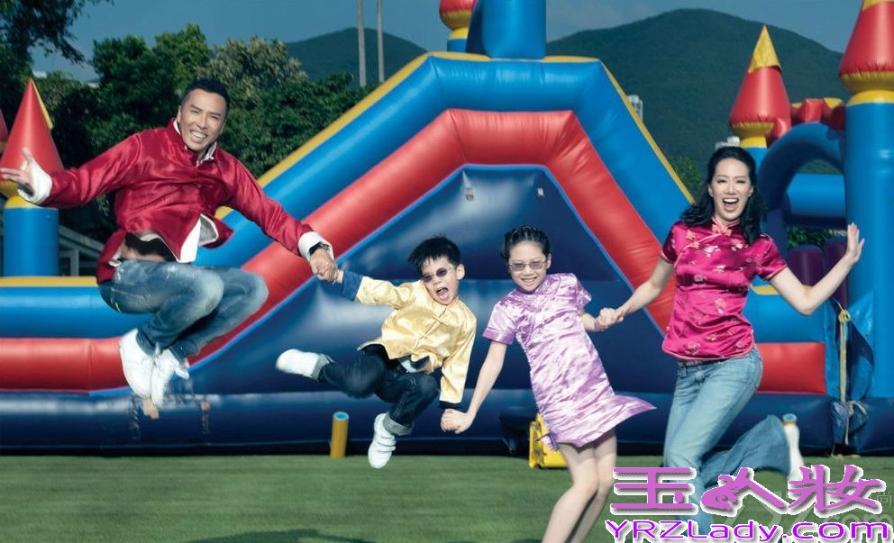 甚少带女儿Emma公开亮相的郑中基就为慈善与太太、女儿拍摄温馨照片，Emma听到爸妈讲“秀秀你的牙齿（Show your teeth）”即露齿笑和挥手。吴彦祖抱起美丽女儿Ren一脸陶醉，完全被女儿溶化。蔡一智一家5口入镜，大家叫活泼的蔡一智女儿表演一下，她即耍咏春拳。吴君如和陈可辛的女儿陈是知表情多又非常搞笑，竟用脚和爸爸玩举手击掌（High Five），喜剧感不逊妈咪。钟镇涛和范姜的两个女儿钟懿及钟帼对镜头驾轻就熟，一家齐穿亲子装摆出有型姿势，天生明星相。此外，有份参与拍摄爱心家庭照的星级家庭还有雷颂德一家4口、陈锦鸿和杜雯惠一家3口、陈国邦和罗敏庄一家3口，及黄婉君一家4口。 