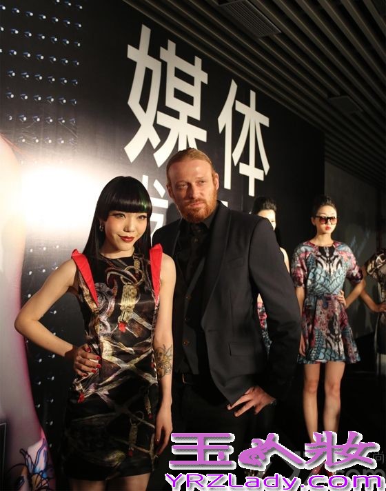 出道一周年，吴莫愁已在时尚圈创造诸多奇迹，成为最快登上《时尚芭莎》、《嘉人》、《时装》、《ELLE》等国际顶级时尚杂志封面、大片的内地新人。巴黎、纽约两次国际时装周邀约之旅，更是让她成为秀场头排座上客，受到众多设计师青睐。除了与生俱来的时尚感使她脱颖而出，其表现出的新时代女性自信、不流俗、追求梦想的态度则让她成为中国90后的代表人物。
正是这种态度，让吴莫愁与英国独立设计师品牌Belle Sauvage结缘，正式推出“Belle Sauvage for MoMo Wu”联名设计系列服装。Albos公司也根据吴莫愁作为新一代时尚偶像的形象，特地订做了一款限量版公仔，配合此系列服装作为慈善目的义卖，所得的全部收益将由吴莫愁和设计师的联合名义捐给慈善机构。此次合作，也创造了娱乐圈与时尚界的全新商业模式，吴莫愁更是有权参与该系列全球销售分红，受到国际舞台关注。