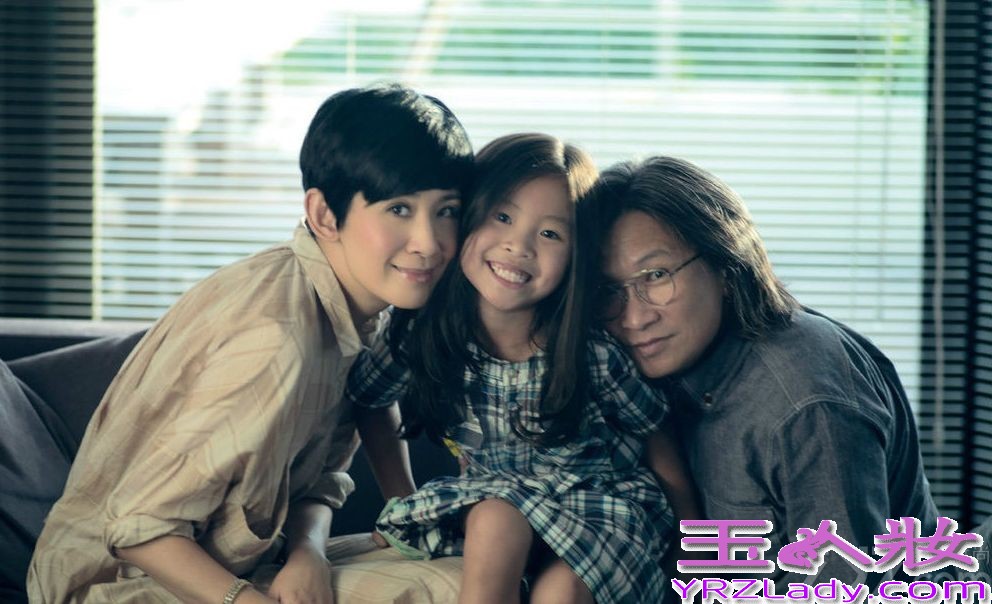 甚少带女儿Emma公开亮相的郑中基就为慈善与太太、女儿拍摄温馨照片，Emma听到爸妈讲“秀秀你的牙齿（Show your teeth）”即露齿笑和挥手。吴彦祖抱起美丽女儿Ren一脸陶醉，完全被女儿溶化。蔡一智一家5口入镜，大家叫活泼的蔡一智女儿表演一下，她即耍咏春拳。吴君如和陈可辛的女儿陈是知表情多又非常搞笑，竟用脚和爸爸玩举手击掌（High Five），喜剧感不逊妈咪。钟镇涛和范姜的两个女儿钟懿及钟帼对镜头驾轻就熟，一家齐穿亲子装摆出有型姿势，天生明星相。此外，有份参与拍摄爱心家庭照的星级家庭还有雷颂德一家4口、陈锦鸿和杜雯惠一家3口、陈国邦和罗敏庄一家3口，及黄婉君一家4口。 