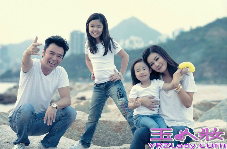 甚少带女儿Emma公开亮相的郑中基就为慈善与太太、女儿拍摄温馨照片，Emma听到爸妈讲“秀秀你的牙齿（Show your teeth）”即露齿笑和挥手。吴彦祖抱起美丽女儿Ren一脸陶醉，完全被女儿溶化。蔡一智一家5口入镜，大家叫活泼的蔡一智女儿表演一下，她即耍咏春拳。吴君如和陈可辛的女儿陈是知表情多又非常搞笑，竟用脚和爸爸玩举手击掌（High Five），喜剧感不逊妈咪。钟镇涛和范姜的两个女儿钟懿及钟帼对镜头驾轻就熟，一家齐穿亲子装摆出有型姿势，天生明星相。此外，有份参与拍摄爱心家庭照的星级家庭还有雷颂德一家4口、陈锦鸿和杜雯惠一家3口、陈国邦和罗敏庄一家3口，及黄婉君一家4口。 