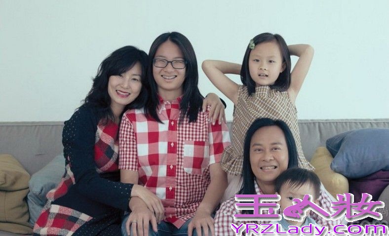 甚少带女儿Emma公开亮相的郑中基就为慈善与太太、女儿拍摄温馨照片，Emma听到爸妈讲“秀秀你的牙齿（Show your teeth）”即露齿笑和挥手。吴彦祖抱起美丽女儿Ren一脸陶醉，完全被女儿溶化。蔡一智一家5口入镜，大家叫活泼的蔡一智女儿表演一下，她即耍咏春拳。吴君如和陈可辛的女儿陈是知表情多又非常搞笑，竟用脚和爸爸玩举手击掌（High Five），喜剧感不逊妈咪。钟镇涛和范姜的两个女儿钟懿及钟帼对镜头驾轻就熟，一家齐穿亲子装摆出有型姿势，天生明星相。此外，有份参与拍摄爱心家庭照的星级家庭还有雷颂德一家4口、陈锦鸿和杜雯惠一家3口、陈国邦和罗敏庄一家3口，及黄婉君一家4口。 