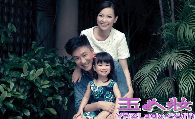 甚少带女儿Emma公开亮相的郑中基就为慈善与太太、女儿拍摄温馨照片，Emma听到爸妈讲“秀秀你的牙齿（Show your teeth）”即露齿笑和挥手。吴彦祖抱起美丽女儿Ren一脸陶醉，完全被女儿溶化。蔡一智一家5口入镜，大家叫活泼的蔡一智女儿表演一下，她即耍咏春拳。吴君如和陈可辛的女儿陈是知表情多又非常搞笑，竟用脚和爸爸玩举手击掌（High Five），喜剧感不逊妈咪。钟镇涛和范姜的两个女儿钟懿及钟帼对镜头驾轻就熟，一家齐穿亲子装摆出有型姿势，天生明星相。此外，有份参与拍摄爱心家庭照的星级家庭还有雷颂德一家4口、陈锦鸿和杜雯惠一家3口、陈国邦和罗敏庄一家3口，及黄婉君一家4口。 