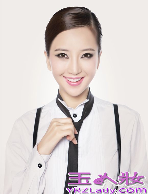 韩国时尚美容教主钟恩慧，日前推出全新写真，风格变幻上演百变诱惑。是钟恩慧进军中国市场的前奏。本就美艳的钟美人，在不同服装的衬托下则更具诱惑力，时而天使面庞魔鬼身材，时而清纯无敌娇艳欲滴…扮相娇俏性感，美腿傲人双峰令人垂涎。被称为美容教主的钟恩慧，不但是韩国各大时尚杂志的封面女郎，韩国时尚美容节目当家主持人，更是韩国新一代吸金女王，一年代言达数十种。并在韩国电视剧《新城市》、《olay body lotion》等多部商业电影中担任女主角。